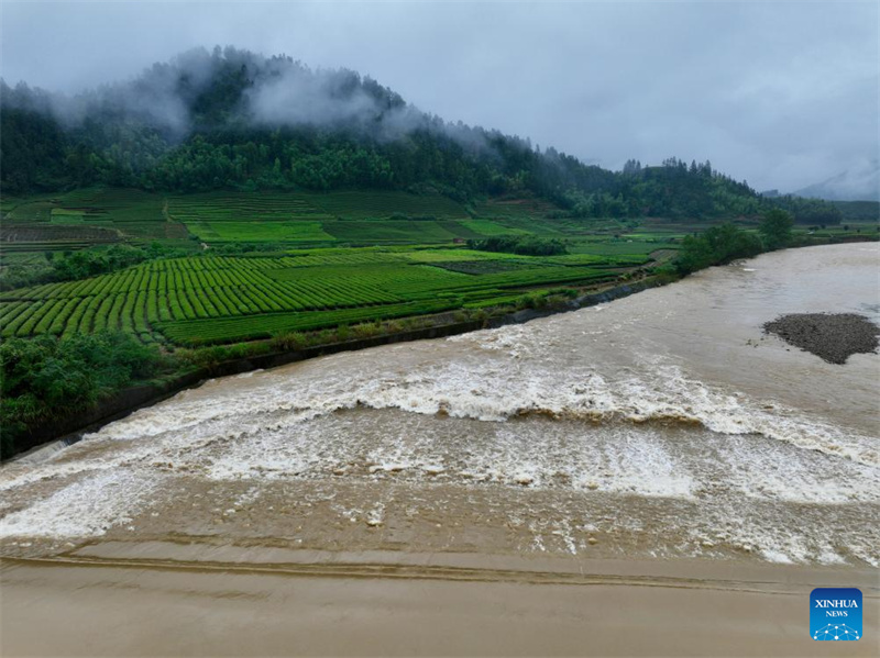 Chuvas torrenciais provocam evacuações em Fujian, leste da China