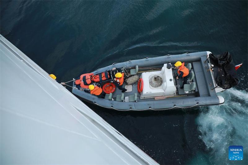 Navio-hospital da Marinha do ELP zarpa para missão de 2024