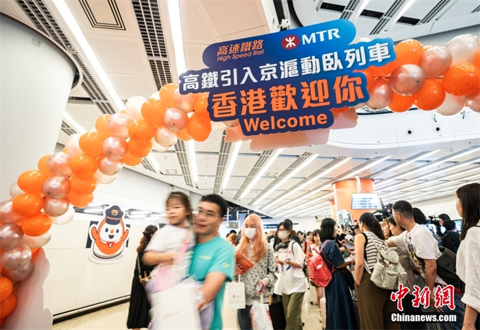 Trem de alta velocidade com leitos entre Beijing e Hong Kong abre oficialmente ao tráfego