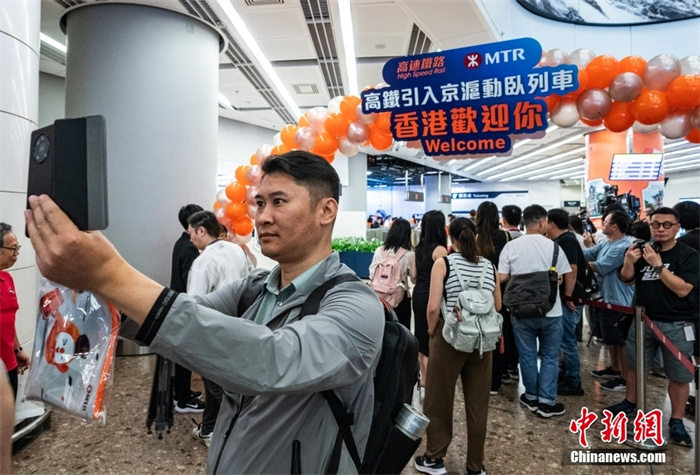 Trem de alta velocidade com leitos entre Beijing e Hong Kong abre oficialmente ao tráfego