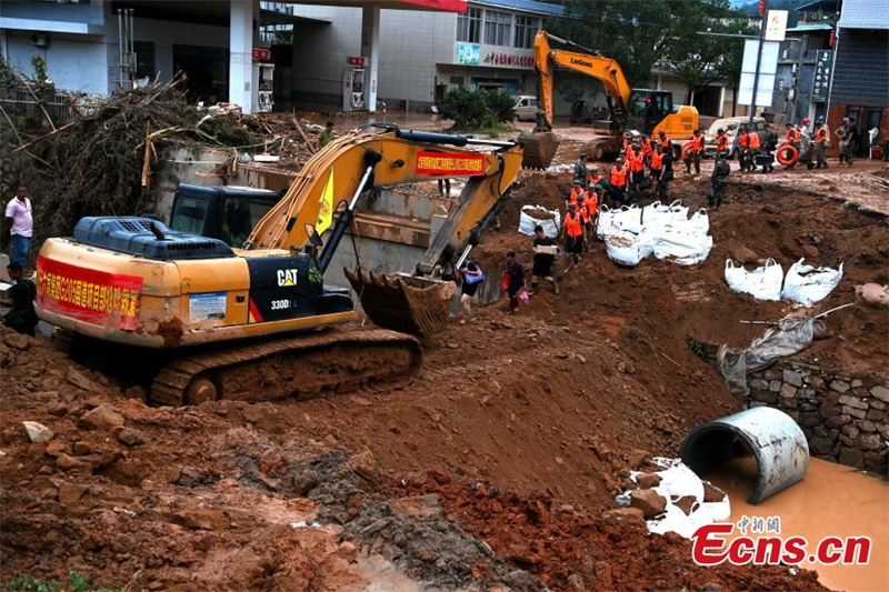 Condado no sudeste da China sofre destruição causada por forte chuva