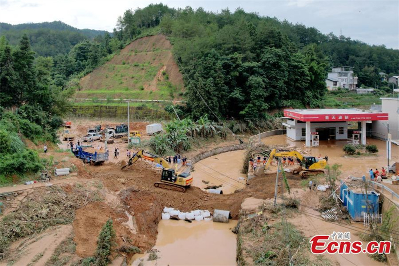 Condado no sudeste da China sofre destruição causada por forte chuva