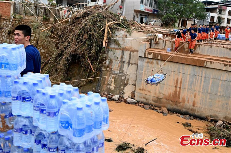 Condado no sudeste da China sofre destruição causada por forte chuva