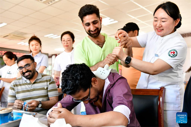 Estudantes internacionais experienciam Medicina Tradicional Chinesa no leste da China