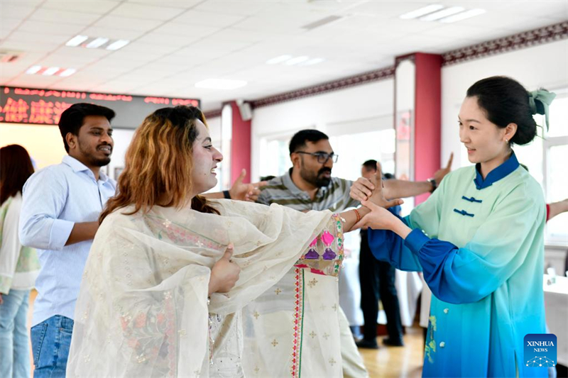 Estudantes internacionais experienciam Medicina Tradicional Chinesa no leste da China