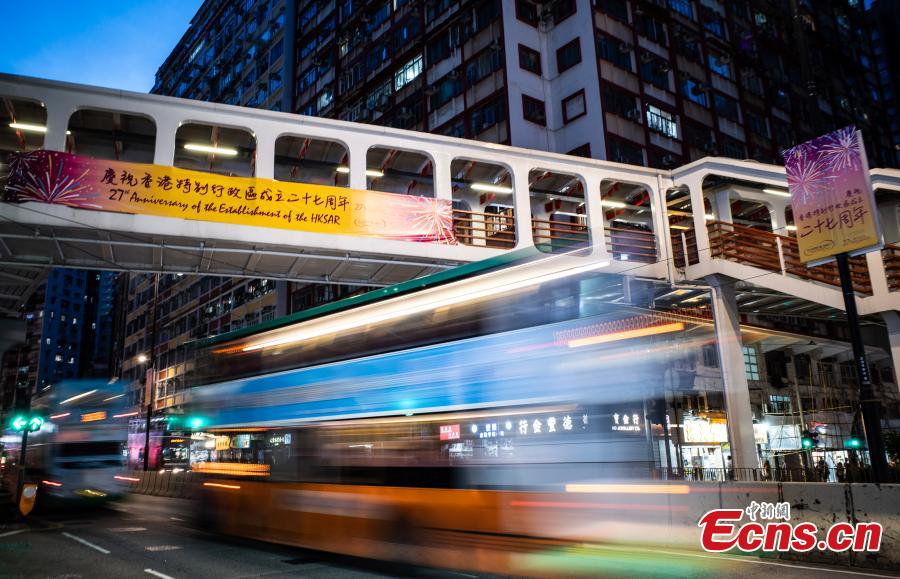 Ruas de Hong Kong decoradas para celebrar 27º aniversário do regresso de Hong Kong à Pátria