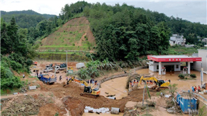 Condado no sudeste da China sofre destruição causada por forte chuva




Autoridades locais e residentes correram contra o tempo para reparar as pontes e rodovias danificadas pela chuva no condado de Wuping, cidade de Longyan, província de Fujian, no sudeste da China, em 18 de junho de 2024.


