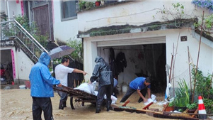 Chuvas torrenciais atingem várias regiões na província de Anhui





Desde a entrada no período das chuvas, na quarta-feira (19), a região ao sul de Hefei, na província de Anhui, no leste da China, tem enfrentado um processo contínuo de queda de chuva intensa.



