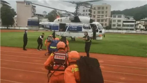 Helicóptero resgata sete moradores retidos pelas enchentes em Meizhou




Guo Dong'e expressou repetidamente sua gratidão às equipes de resgate depois de ser transportada para um helicóptero na aldeia de Shangtian, no condado de Jiaoling, em Meizhou, província de Guangdong, na tarde de quarta-feira.


 