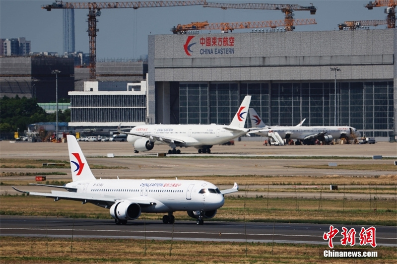 Air China encomenda 100 aeronaves C919 em negócio de US$ 10,8 bilhões




Segundo a empresa, um acordo com a Corporação de Aeronaves Comerciais da China (COMAC) foi firmado para a compra de 100 aeronaves C919, avaliado em aproximadamente US$ 10,8 bilhões.

 