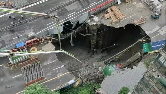 Estrada desaba perto do canteiro de obras da Linha do Metrô em Chengdu, sem vítimas relatadas




Uma estrada desabou perto do canteiro de obras da Linha 13 do Metrô em Chengdu, província de Sichuan, nas primeiras horas da sexta-feira (21).


 