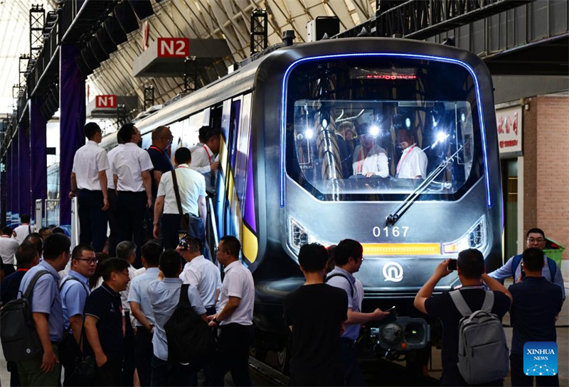 Vagão de metrô de fibra de carbono é lançado em Qingdao, na China