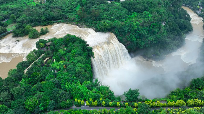 Cachoeira Huangguoshu é de tirar o fôlego



A Cachoeira Huangguoshu, localizada na cidade de Anshun, província de Guizhou, é famosa na China por sua majestade e magnificência.
 