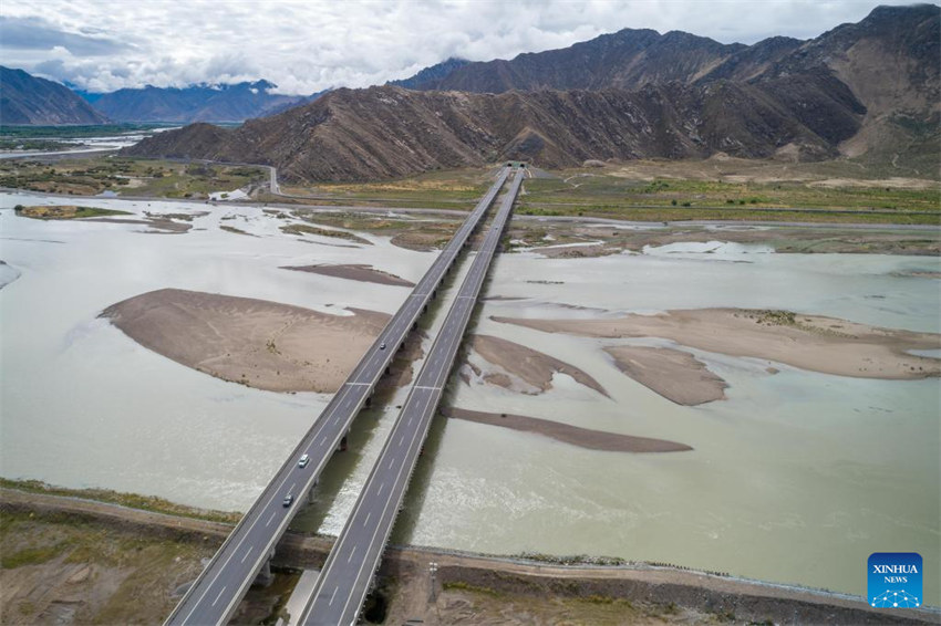 Rodovia que liga as maiores cidades de Xizang é aberta ao tráfego