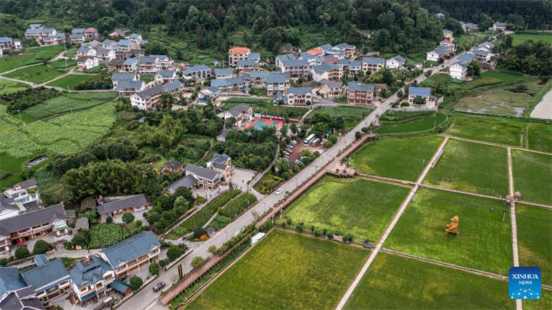 Rede de estradas rurais em Guizhou melhora significativamente na última década