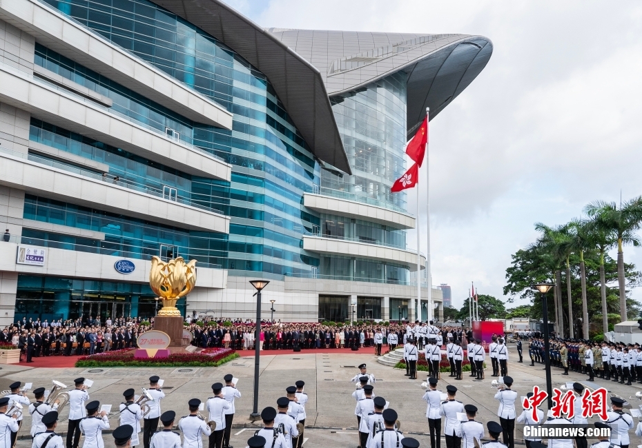 Hong Kong realiza cerimônia de hasteamento da bandeira para celebrar o 27º aniversário do retorno à pátria
