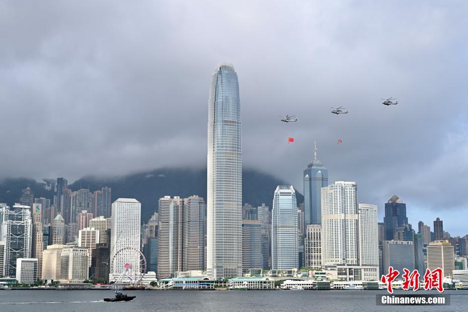 Hong Kong realiza cerimônia de hasteamento da bandeira para celebrar o 27º aniversário do retorno à pátria