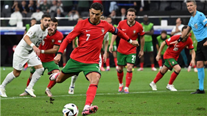 EURO 2024: Portugal vence Eslovênia e avança para às quartas da Eurocopa




Portugal vence Eslovénia nas grandes penalidades, com três defesas de Diogo Costa dos oitavos-de-final do UEFA EURO 2024, e irá defrontar a França nos quartos-de-final. 
 