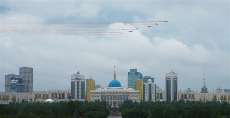 Cazaquistão dá boas-vindas ao presidente chinês com rastros vermelhos e amarelos da fumaça de jatos