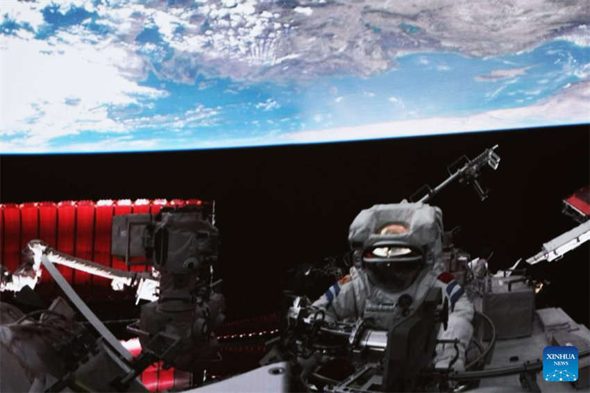 Astronautas da Shenzhou-18 completam segunda caminhada espacial