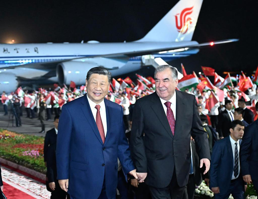 Xi Jinping chega ao Tadjiquistão para visita de Estado