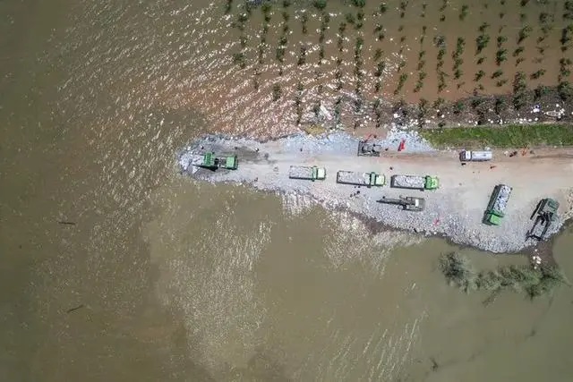 Equipes de resgate se apressam para fortalecer aterro no segundo maior lago de água doce da China