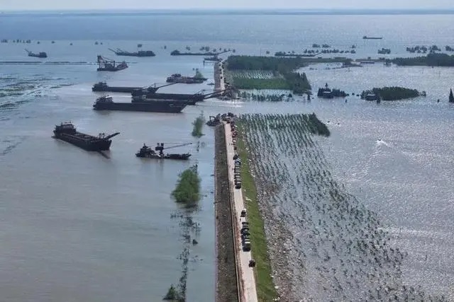 Equipes de resgate se apressam para fortalecer aterro no segundo maior lago de água doce da China