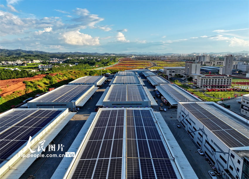 Telhado fotovoltaico ajuda empresas a economizar energia em Jiangxi, leste da China