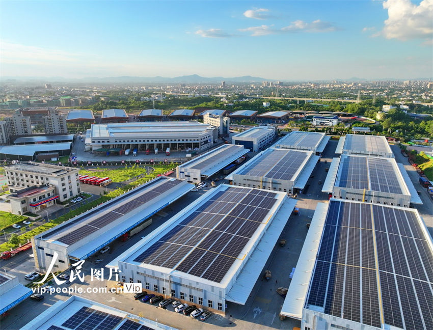 Telhado fotovoltaico ajuda empresas a economizar energia em Jiangxi, leste da China