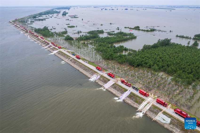 Equipe de resgate drena água de inundação no dique do Lago Dongting em Hunan