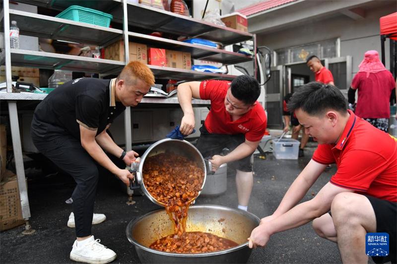 Cantina temporária fornece refeições gratuitas para equipes de resgate no lago Dongting