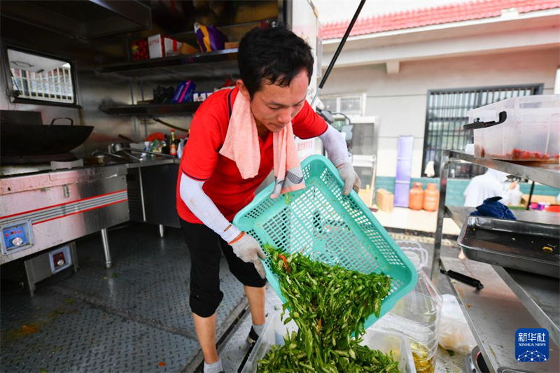 Cantina temporária fornece refeições gratuitas para equipes de resgate no lago Dongting