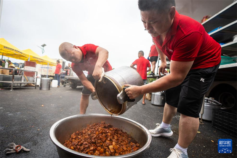 Cantina temporária fornece refeições gratuitas para equipes de resgate no lago Dongting