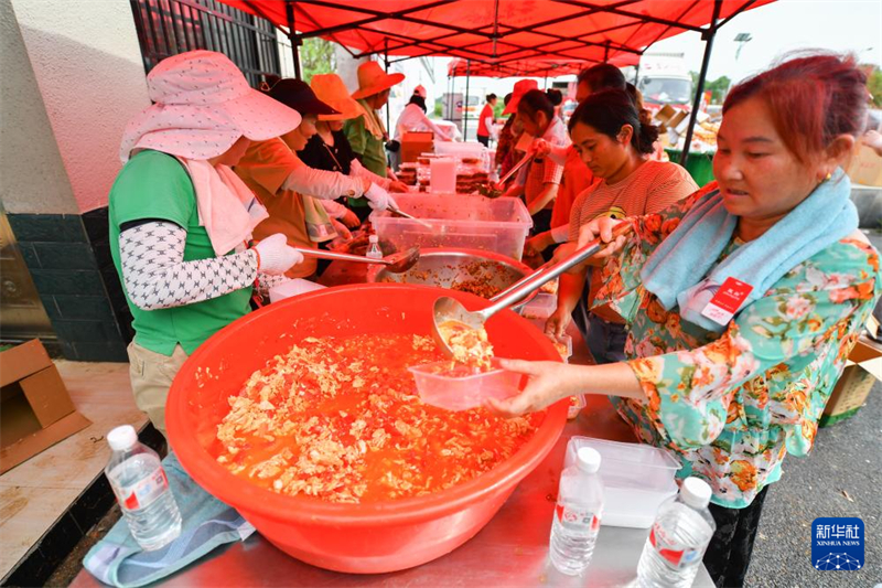 Cantina temporária fornece refeições gratuitas para equipes de resgate no lago Dongting