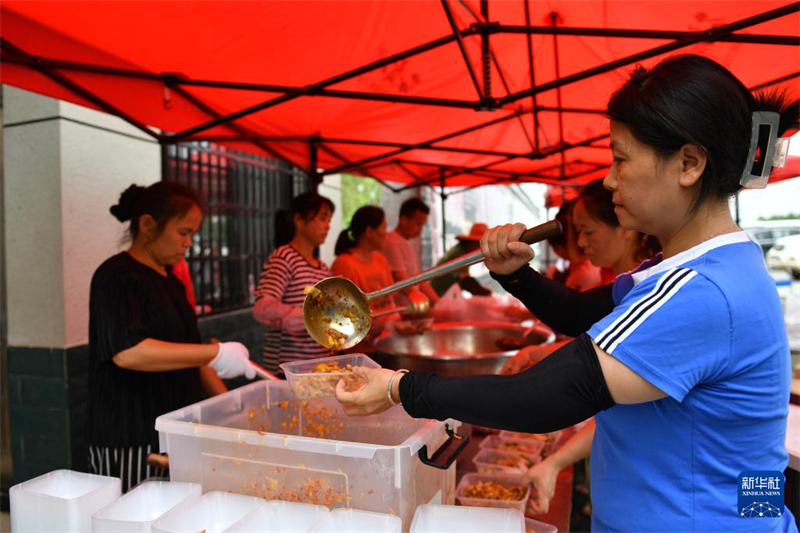 Cantina temporária fornece refeições gratuitas para equipes de resgate no lago Dongting