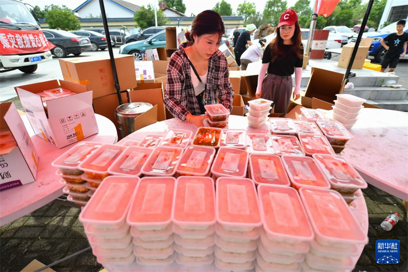 Cantina temporária fornece refeições gratuitas para equipes de resgate no lago Dongting