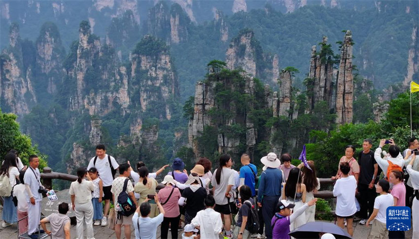 China: vários lugares entram na alta temporada de turismo durante férias de verão