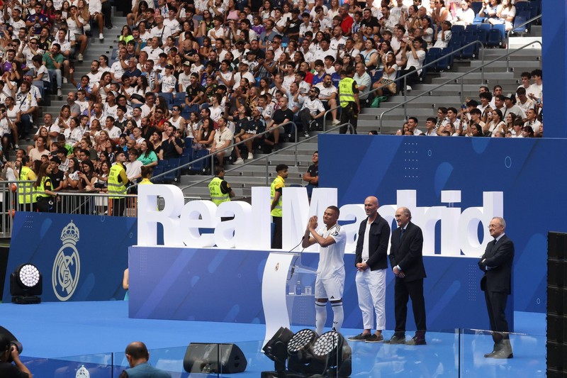 Mbappé assina oficialmente contrato e veste camisa 9 do Real Madrid no Estádio Santiago Bernabéu