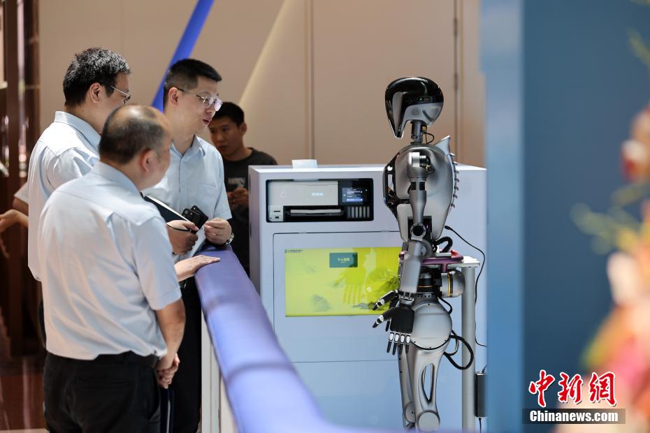 Robôs humanoides inteligentes iniciam treinamento em agência bancária em Shanghai