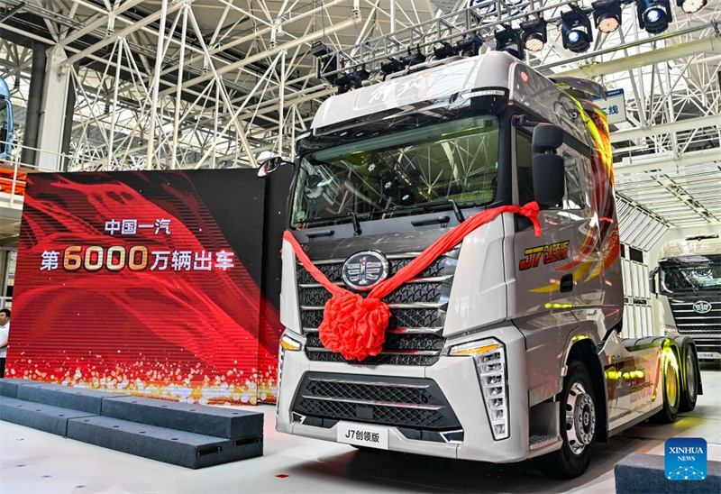 Fabricante de automóveis chinês FAW vê caminhão Jiefang sair da linha de produção