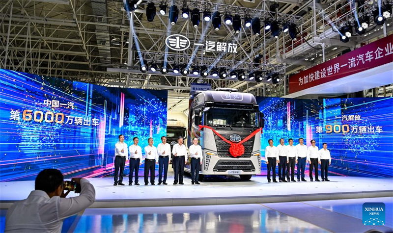 Fabricante de automóveis chinês FAW vê caminhão Jiefang sair da linha de produção