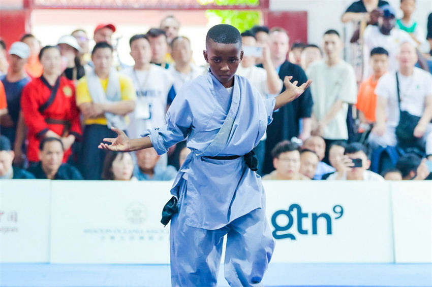 Um discípulo de kung fu Shaolin estrangeiro se apresenta na cerimônia de abertura das finais dos Jogos Shaolin 2024, em 13 de julho de 2024. [Foto/CGTN]
