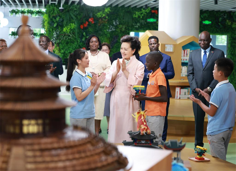 Peng Liyuan participa do acampamento de verão para crianças chinesas e africanas em Beijing