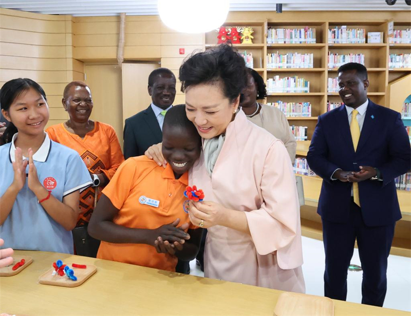 Peng Liyuan participa do acampamento de verão para crianças chinesas e africanas em Beijing