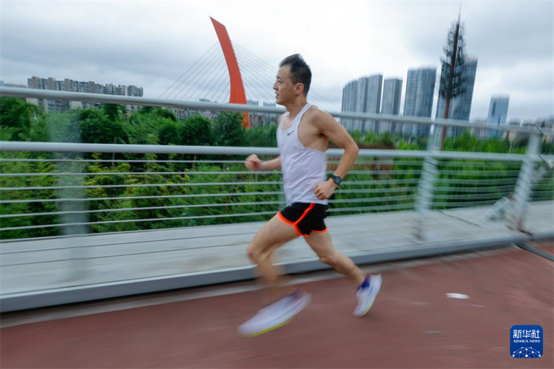 Corredor chinês apurado para a maratona amadora da Olimpíada de Paris