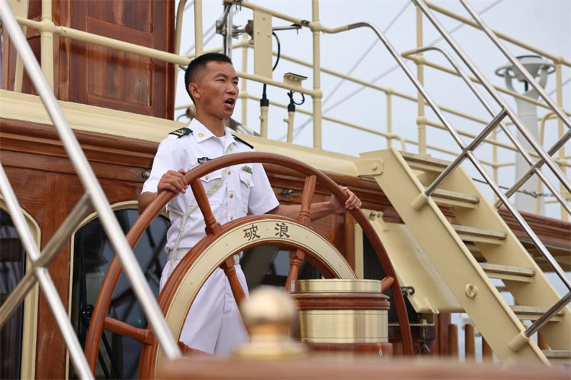 Adidos militares visitam academia naval no nordeste da China