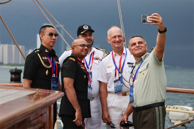 Adidos militares visitam academia naval no nordeste da China