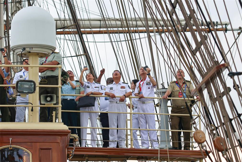 Adidos militares visitam academia naval no nordeste da China