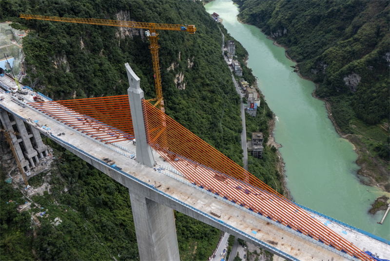 Iniciada construção da superfície da ponte Mozhai sobre rio Wujang, no sudoeste da China