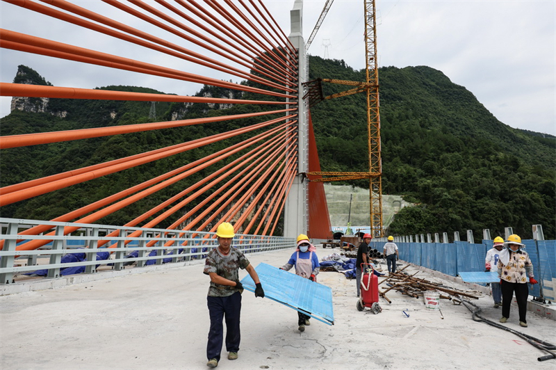 Iniciada construção da superfície da ponte Mozhai sobre rio Wujang, no sudoeste da China